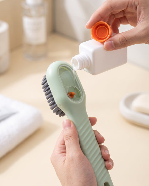 Remplissage du réservoir de la brosse verte ; liquide non fourni