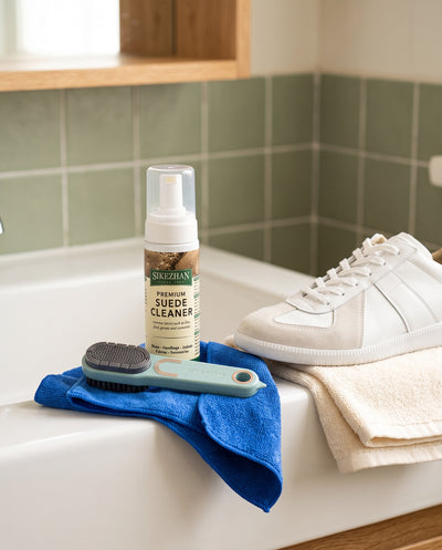 Nettoyant SIKEZHAN, brosse bleue et chiffon près de baskets blanches